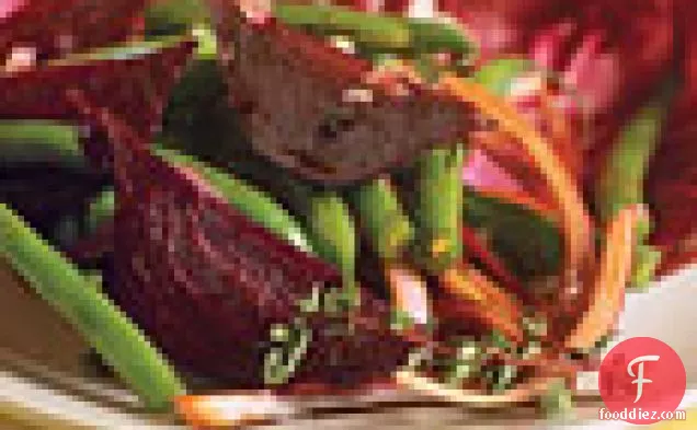 भुना हुआ बीट और बाल्समिक लाल प्याज के साथ हरी बीन और रेडिकियो सलाद