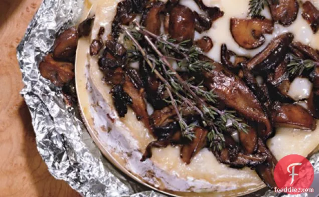 Baked Brie with Mushrooms and Thyme