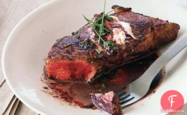 न्यूयॉर्क बोर्सिन और मर्लोट सॉस के साथ स्टेक करता है