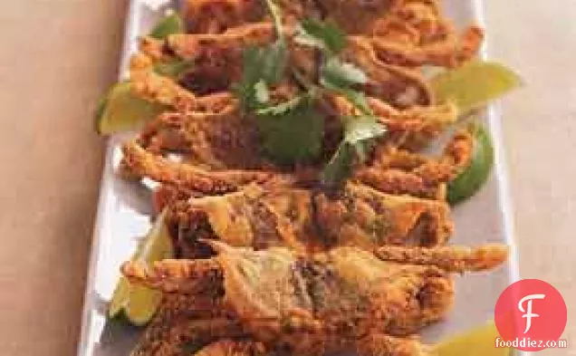 कॉर्नमील-सीलेंट्रो-लाइम टार्टर सॉस के साथ क्रस्टेड सॉफ्ट-शेल्ड केकड़े