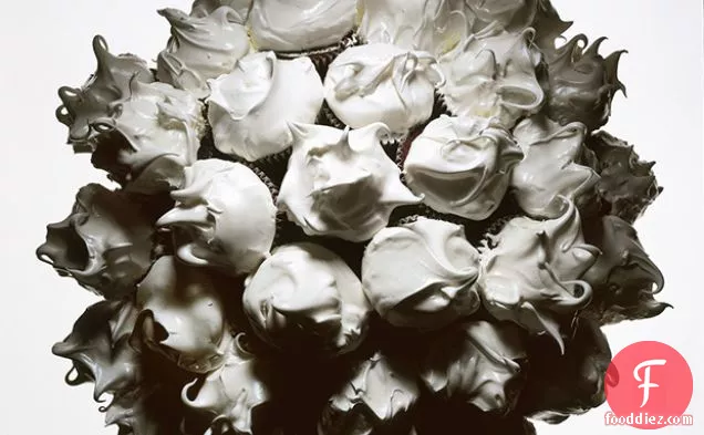 सात मिनट के मेरिंगिंग फ्रॉस्टिंग के साथ गनाचे से भरे चॉकलेट कपकेक