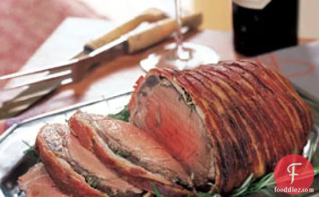 बेकन में लिपटे भुना हुआ बीफ टेंडरलॉइन