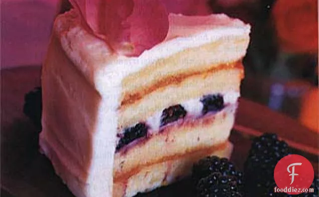 ब्लैकबेरी और गुलाब के साथ वेडिंग केक