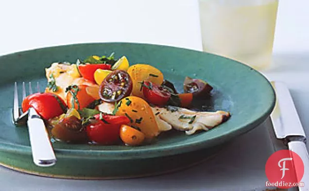 करी ककड़ी टमाटर पानी और टमाटर जड़ी बूटी सलाद के साथ मछली