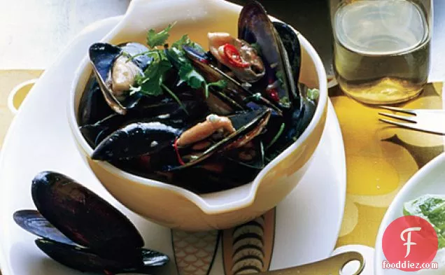 Buttery Steamed Mussels with Sake and Chiles