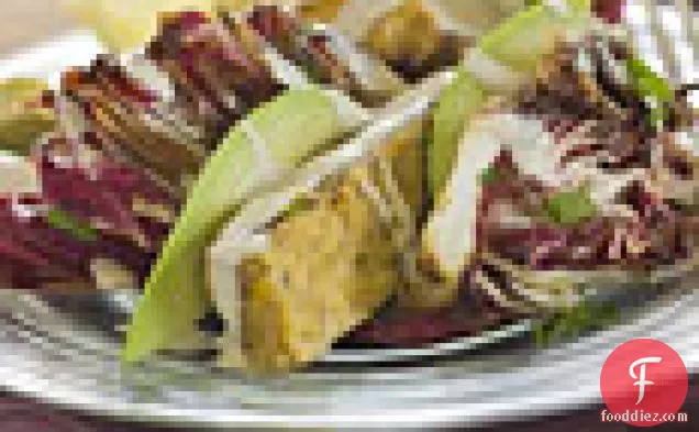 एवोकैडो, रेडिकियो, नारंगी ड्रेसिंग और ताहिनी के साथ ग्रील्ड मैरीनेटेड टेम्पेह स्टेक