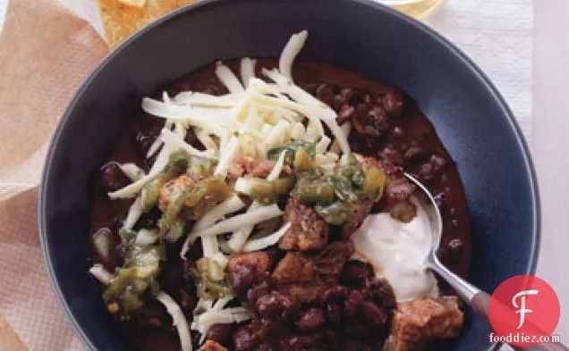 क्रिस्पी पोर्क और पोब्लानो सालसा के साथ ब्लैक बीन चिली