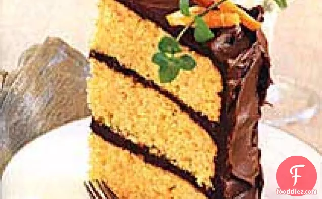 चॉकलेट आइसिंग के साथ ऑरेंज-बादाम केक
