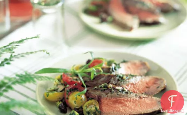 चेरी टमाटर और जैतून के साथ हर्ब-क्रस्टेड फ्लैंक स्टेक