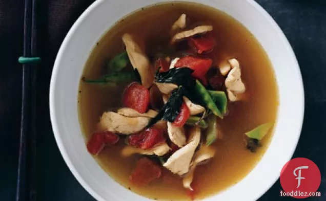 तुलसी के साथ थाई शैली का चिकन सूप
