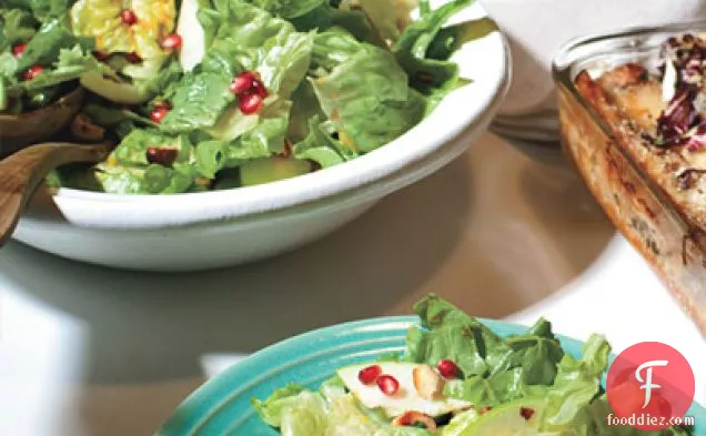 अनार के बीज और हेज़लनट्स के साथ एस्केरोल और बटर लेट्यूस सलाद