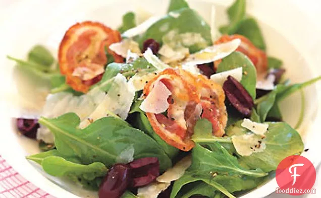 जैतून, पैनकेटा और परमेसन शेविंग्स के साथ अरुगुला सलाद