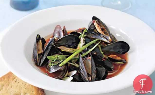Spicy Steamed Mussels with Garlic Bread