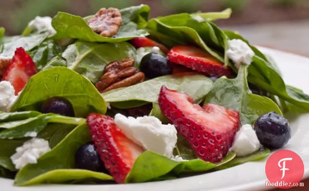 Baby Spinach With Fresh Berries, Pecans & Goat Cheese In Raspbe