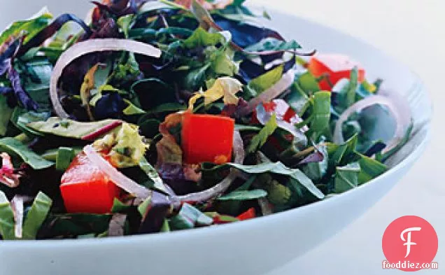 कटा हुआ मेस्क्लुन सलाद के साथ ग्रील्ड चिकन