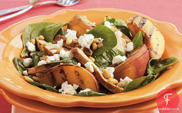 शेरी विनैग्रेट के साथ ग्रिल्ड चिकन और पीच पालक सलाद