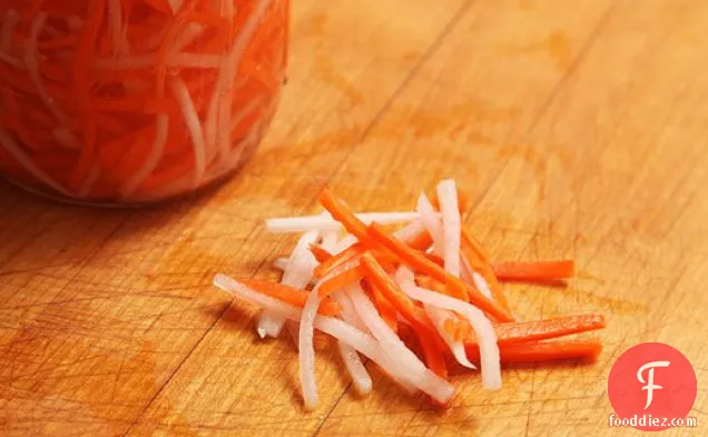 वियतनामी मसालेदार डेकोन और गाजर बन मी (दो चुआ) के लिए