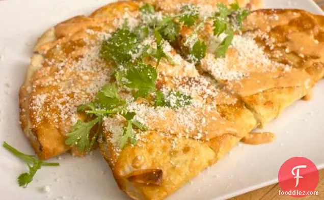 क्साडिला फ्रिटास (तला हुआ क्साडिलस) मसालेदार जलेपीनोस, सीलेंट्रो और चिपोटल क्रेमा के साथ