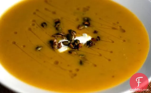 डिनर टुनाइट: स्क्वैश और सौंफ का सूप कैंडिड कद्दू के बीज के साथ