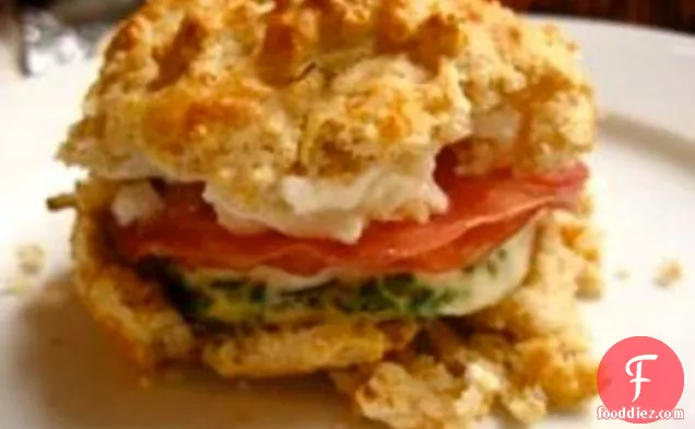 मीट लाइट: बटरमिल्क बिस्कुट पर सोप्रेसेटा, अंडा और रिकोटा सैंडविच