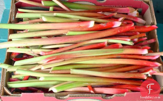 पुस्तक को पकाएं: ताजा स्ट्रॉबेरी के साथ रूबर्ब क्रीम पनीर पाई