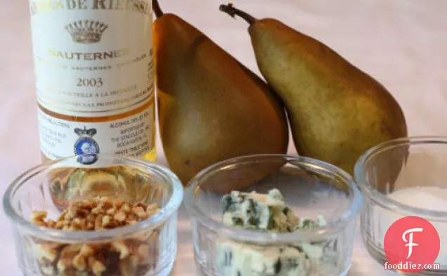 एक फ्लैश में फ्रेंच: रोक्फोर्ट और अखरोट-भरवां भुना हुआ नाशपाती सौतेर्नेस सिरप के साथ