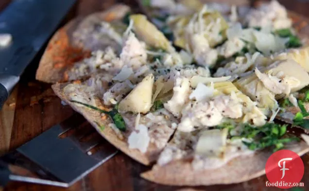 पतली पपड़ी पालक, चिकन और आटिचोक पिज्जा