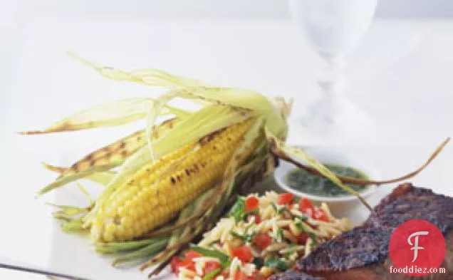 साल्सा वर्डे के साथ ग्रील्ड न्यूयॉर्क स्ट्रिप स्टेक