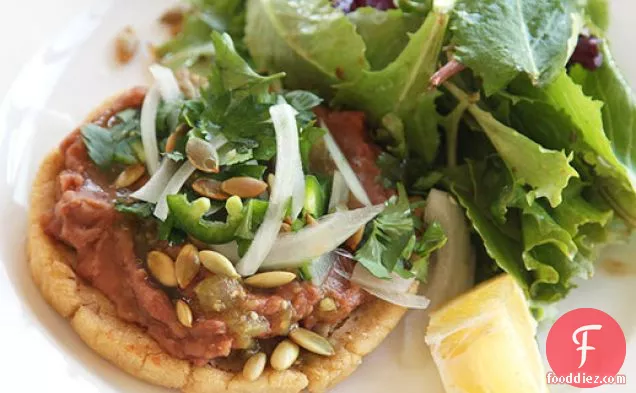 रिफाइंड बीन्स और सालसा वर्डे के साथ शाकाहारी सोप्स