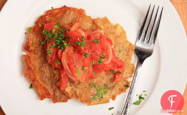 Patacones Con Hogao (Colombian-style Fried Plantains with Tomato-onion Sauce)