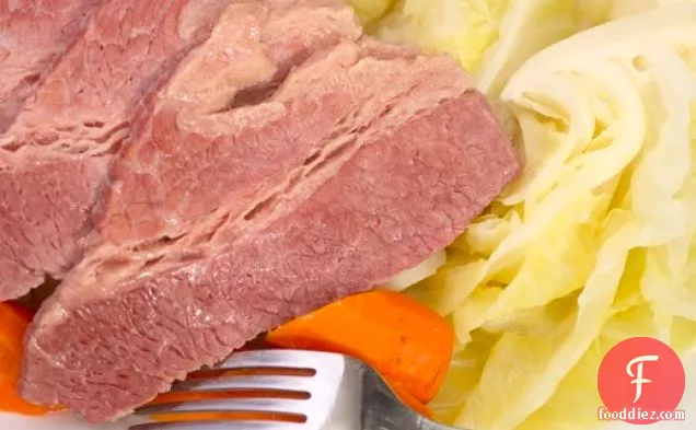 सेंट पैट्रिक दिवस के लिए कॉर्न बीफ़ ब्रिस्केट, आलू, गोभी और गाजर