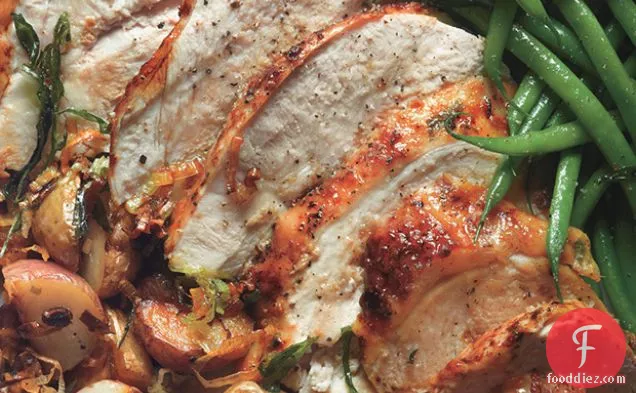 टर्की ब्रेस्ट को आलू, हरी बीन्स और सरसों के पैन सॉस के साथ भूनें