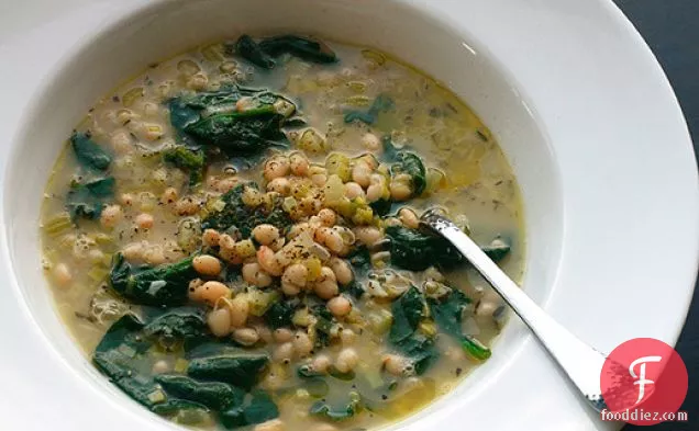 Hearty White Bean and Spinach Soup with Rosemary and Garlic (Vegan)
