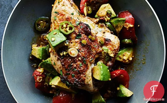 मसालेदार टमाटर और एवोकैडो सालसा के साथ ग्रील्ड सीताफल चिकन