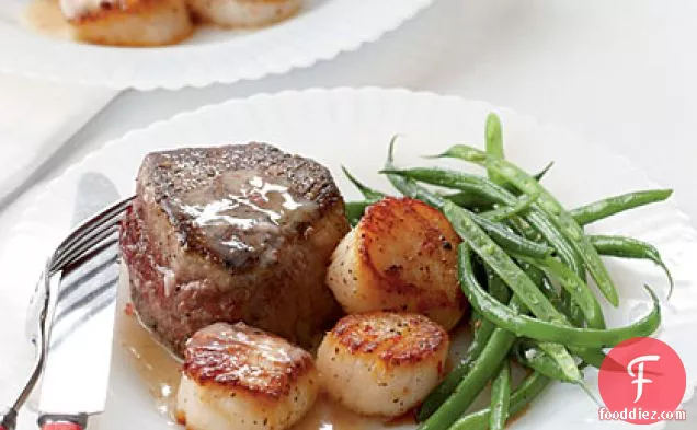 शैंपेन-बटर सॉस के साथ स्टेक और स्कैलप्स