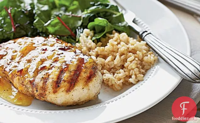 नारंगी-चिपोटल सॉस के साथ मसालेदार चिकन