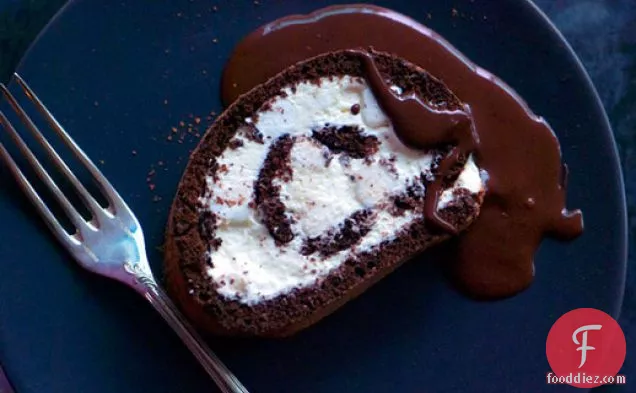 हॉट चॉकलेट और मार्शमैलो केक रोल