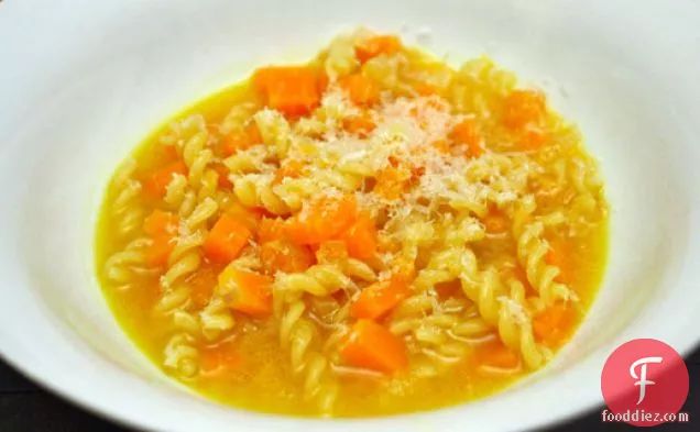 बटरनट स्क्वैश और पास्ता सूप