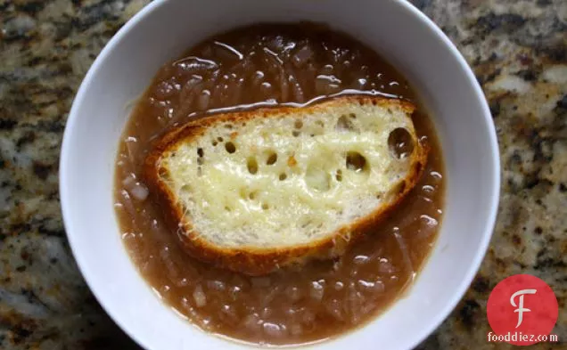 कारमेलाइज्ड बेलसमिक-पनीर-टॉप क्राउटन के साथ लाल प्याज का सूप