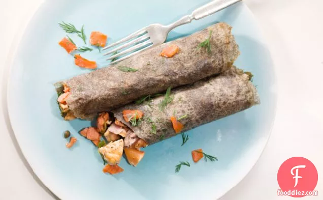 सामन, केपर्स और डिल के साथ एक प्रकार का अनाज गैलेट