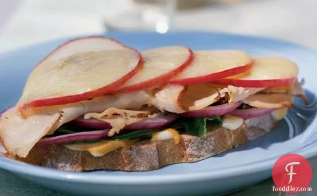 सेब और हवार्टी के साथ खुले चेहरे वाला टर्की सैंडविच