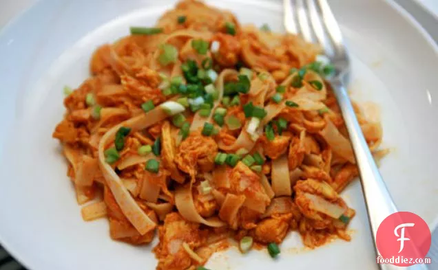 डिनर टुनाइट: चावल नूडल्स के साथ कटा हुआ लाल चिकन करी