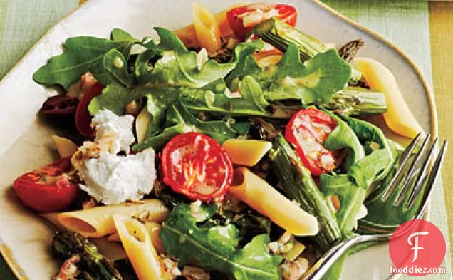 बकरी पनीर के साथ भुना हुआ शतावरी और टमाटर पेनी सलाद