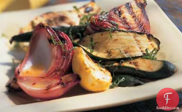 साइट्रस स्प्लैश ड्रेसिंग के साथ ग्रिल्ड ज़ुचिनी-एंड-समर स्क्वैश सलाद