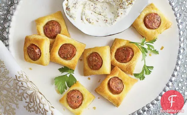 मलाईदार सरसों की सूई सॉस के साथ चिकन सॉसेज कश