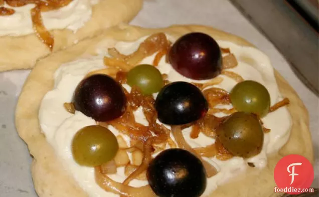 कॉर्नमील, बकरी पनीर और मस्कैडिन पिज्जा