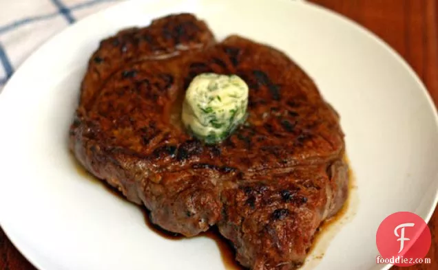 रात का खाना आज रात: केयेन-चूने के मक्खन के साथ रगड़ रिबेस