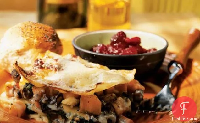 गिरी हुई सब्जियों, ग्रुइरे और सेज बेचमेल के साथ लसग्ना