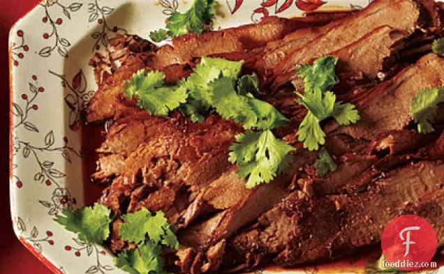 शहद-चूने के शीशे के साथ बीयर-ब्रेज़्ड ब्रिस्केट