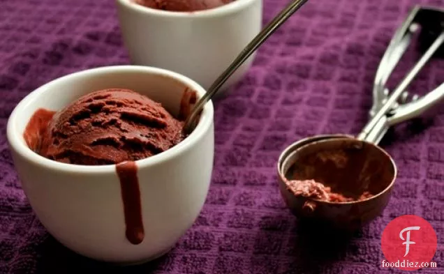 स्कूप: भुना हुआ बीट और डार्क चॉकलेट आइसक्रीम